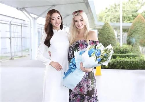 Karolina Bielawska xinh đẹp bên Hoa hậu Lương Thùy Linh tại sân bay Tân Sơn Nhất ngày 10/8