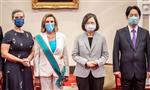 Bà Pelosi (thứ 2 từ trái sang) nhận huân chương danh dự trong cuộc gặp lãnh đạo Đài Loan Thái Anh Văn (thứ 2 từ phải sang). Ảnh: EPA