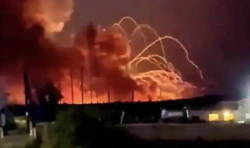 Hình ảnh được cho là cháy kho đạn dược của Nga gần biên giới Ukraine trong đêm 18/8. Ảnh: Guardian