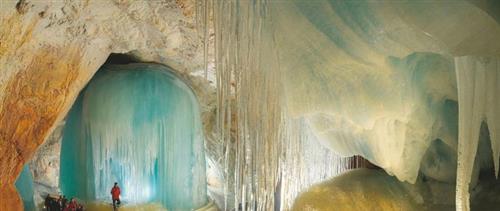 Eisriesenwelt (tiếng Đức có nghĩa là "Thế giới của những người khổng lồ băng") là một hang động đá vôi và đá tự nhiên nằm ở Werfen, Áo, cách thủ đô Salzburg khoảng 40 km về phía nam. Đây là hang băng lớn nhất thế giới, kéo dài hơn 42 km và đón khoảng 200.000 khách du lịch ghé thăm mỗi năm. Ảnh: My best place.
