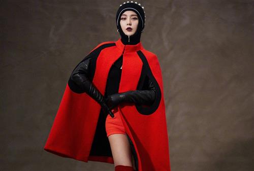 Sina đưa tin nhan sắc của Phạm Băng Băng qua bộ ảnh chụp với tạp chí LOfficiel số tháng 9 trở thành đề tài được quan tâm trong cộng đồng mạng Trung Quốc. Nữ diễn viên diện trang phục có gam màu nổi bật cùng phụ kiện dáng lạ. Ảnh: Sina.