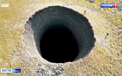 Miệng hố khổng lồ mới nhất được phát hiện ở Siberia. Ảnh: Vesti Yamal.