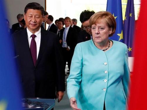Thủ tướng Đức Angela Merkel (phải) tiếp đón Chủ tịch Trung Quốc Tập Cận Bình (trái) trong chuyến thăm Berlin chính thức của ông vào tháng 7-2017. Ảnh: REUTERS