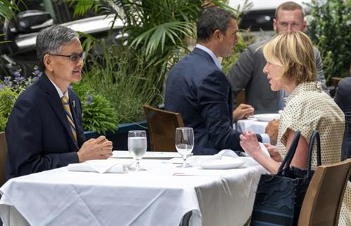 Đại sứ Mỹ Kelly Craft (bìa phải) trong cuộc gặp ông James Lee Kuang-jang (bìa trái) tại New York. Ảnh: AP
