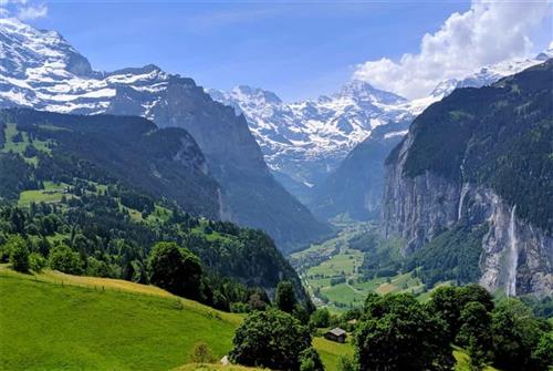 Một trong những cảnh quan ngoạn mục nhất của châu Âu là thung lũng Lauterbrunnen trên dãy Alps của Thụy Sĩ.
