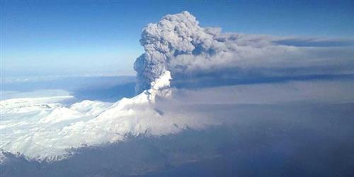 Khói bụi khổng lồ tạo ra từ ngọn núi lửa phun trào