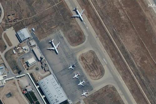 Taliban bị cáo buộc đang giữ 6 máy bay Mỹ làm "con tin" ở sân bay phia bắc Afghanistan. (Ảnh: Reuters)
